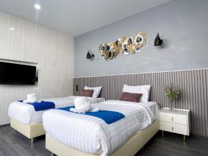 Giường trong phòng chung tại Andaman Best Time Grand Pool Villa