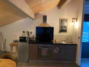 Kuchyň nebo kuchyňský kout v ubytování Loft ravissant avec spa nordique + 11 fotografií