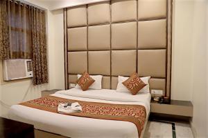Postel nebo postele na pokoji v ubytování Hotel Klick International - 2 Min Walking From New Delhi Railway Station
