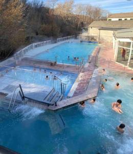 Bazén v ubytování Loft ravissant avec spa nordique nebo v jeho okolí