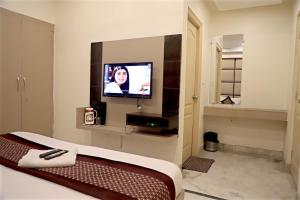 TV a/nebo společenská místnost v ubytování Hotel Klick International - 2 Min Walking From New Delhi Railway Station