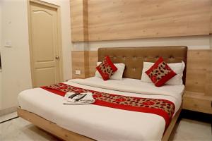 Postel nebo postele na pokoji v ubytování Hotel Klick International - 2 Min Walking From New Delhi Railway Station