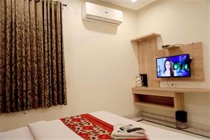 TV a/nebo společenská místnost v ubytování Hotel Klick International - 2 Min Walking From New Delhi Railway Station