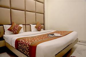 Postel nebo postele na pokoji v ubytování Hotel Klick International - 2 Min Walking From New Delhi Railway Station