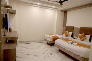 Postel nebo postele na pokoji v ubytování Hotel Klick International - 2 Min Walking From New Delhi Railway Station