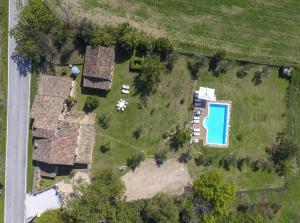 uma vista aérea de um pátio com piscina em Il Salino Country House em SantʼAngelo in Pontano