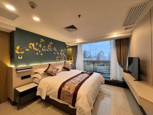 a bedroom with a large bed and a large window at Yixuan Yasi Apartment-free shuttle during the Canton Fari in Guangzhou
