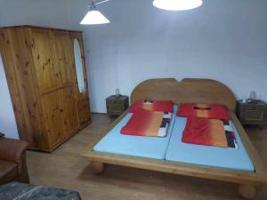 a bedroom with a blue bed with red pillows at schönes Ferienhaus mit grossem Pool 1200 m zum Balaton in Balatonberény