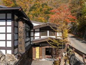 松本市にある白骨温泉　お宿つるやの山の見える建物