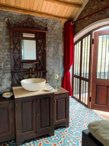 een badkamer met een wastafel en een spiegel bij Zen Villa - Retreat Homestay in Bắc Ninh