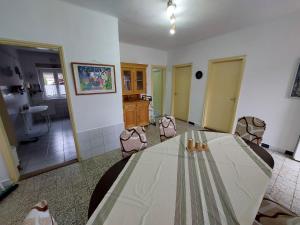 Zimmer mit einem Tisch und Stühlen sowie einem Bad in der Unterkunft schönes Ferienhaus mit grossem Pool 1200 m zum Balaton in Balatonberény