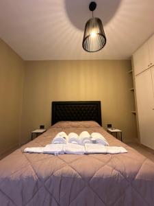 a bedroom with a bed with two towels on it at Apartamento Céntrico para 4 personas con Patio in Santiago del Estero