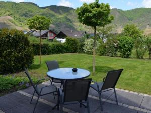 - une table et des chaises sur une terrasse avec vue sur la cour dans l'établissement Gretel Modern retreat, à Bremm