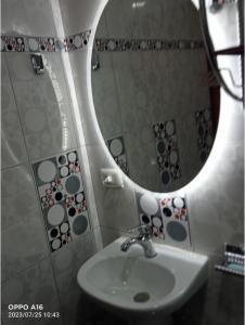 y baño con lavabo y espejo. en Depamia, en Huaraz