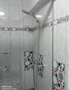 y baño con ducha y puerta de cristal. en Depamia, en Huaraz