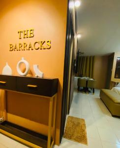 um quarto de hotel com uma placa que lê as barreiras em The Barracks Staycation em Santa Rosa
