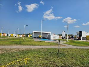 un edificio con piscina en un campo con luces de calle en Rivera Casa mía, en San Miguel