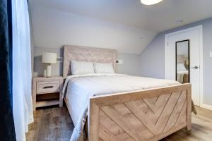 um quarto com uma cama grande e uma cabeceira em madeira em Family Gem on Dyer Street em New Haven