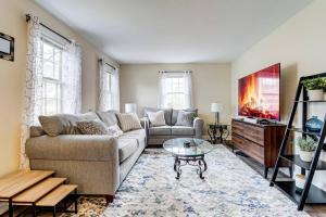 uma sala de estar com um sofá e uma mesa em Family Gem on Dyer Street em New Haven
