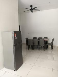 Camera con tavolo, sedie e frigorifero. di 18 My home a Nusajaya