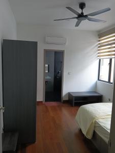 una camera con letto e ventilatore a soffitto di 18 My home a Nusajaya