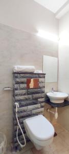 een badkamer met een toilet en een wastafel bij The Parion Business Class Hotel in Chennai