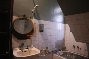 un baño con lavabo y espejo en Everythingsoup, en Changhua City 37 fotos más