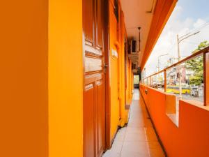 ein gelbes Gebäude mit einer Tür und einem Gehweg in der Unterkunft OYO Classic Grand Residency in Puducherry