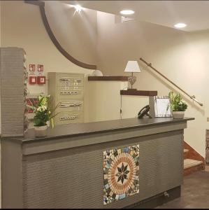 un vestíbulo con un mostrador con plantas. en HOTEL CONDOR en Rímini