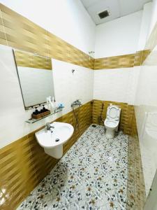 Duy Khang Hotel في دالات: حمام مع حوض ومرحاض