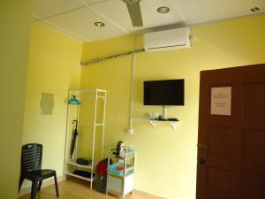 TV a/nebo společenská místnost v ubytování D'pinggir Guest Room