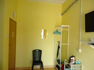 TV a/nebo společenská místnost v ubytování D'pinggir Guest Room