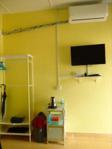TV a/nebo společenská místnost v ubytování D'pinggir Guest Room