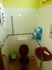 Koupelna v ubytování D'pinggir Guest Room