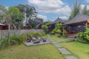 Κήπος έξω από το Cabana Bali Villa