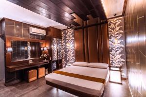 Hotel Ava Malate في مانيلا: غرفة نوم فيها سرير ومغسلة