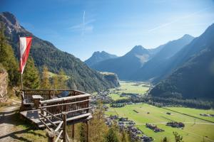 balcón con vistas a un valle de las montañas en Apart Marcello en Längenfeld