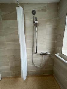 y baño con ducha y cabezal de ducha. en Luxury Super King Bed, en Stratford-upon-Avon