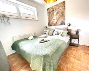 a bedroom with a bed with a lion painting on the wall at Femo - Royal Siegen - königliche Wohnung - separater Eingang - Oberstadt nähe Marienkrankenhaus in Siegen +23 photos