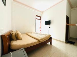 una camera da letto con un letto in una stanza con una finestra di Duy Khang Hotel a Da Lat Altre 25 foto