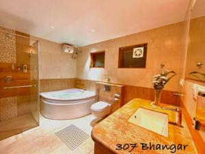 Koupelna v ubytování Beach Paradise Miramar Goa + 31 fotografií