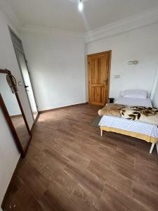 1 Schlafzimmer mit 2 Betten und Holzboden in der Unterkunft Trigo in Safi