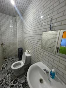 ein Badezimmer mit einem weißen WC und einem Waschbecken in der Unterkunft Trigo in Safi