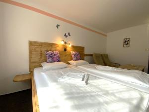 Voodi või voodid majutusasutuse Rodinný "Hotel U Můstků" toas