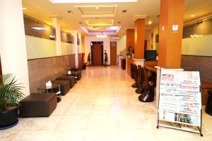um lobby de um hospital com uma pessoa à distância em ion hotel em Batam Center