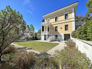 an exterior view of a house with a yard at 202 - Villa Fernanda Trilocale elegante bellissimo, con 2 bagni, in Centro a pochi passi dal mare - SPIAGGIA e NAVETTA WHITE BEACH CLUB OMAGGIO dal lun al ven dal 24-08 in Sirolo