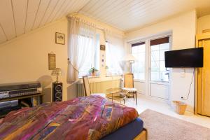 ein Schlafzimmer mit einem Bett und einem TV in einem Zimmer in der Unterkunft Deutsche Messe Zimmer - Private Rooms Hannover Exhibition Center (room agency) in Hannover