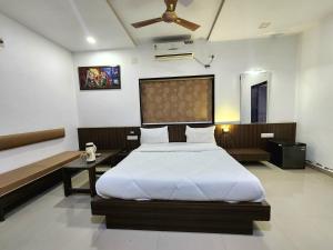 1 dormitorio con 1 cama grande en una habitación en Hotel Amidhara, en Dwarka