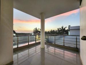 un balcón con vistas al océano al atardecer en Hotel Amidhara, en Dwarka