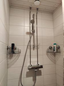 y baño con ducha con cabezal de ducha. en Kauppakatu 57 - 8, en Varkaus